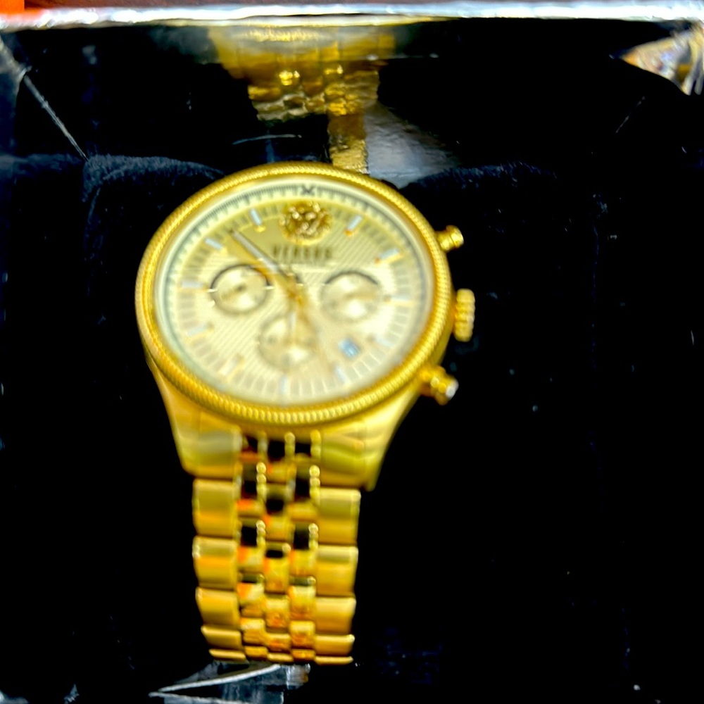 Brand new Versace Versus watch!!! It will look amazing on you